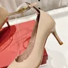 2023 Dress Shoes High Heels Sandals Women's Wedding Pumps Skor Kvinnor Summer Designer Pekade Toe Black Bowtie Fashion Canvas Party med Box -K395