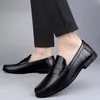 Äkta 47D15 läderklänning avslappnad italienska loafers andningsbara kontorsmän designer glider på körskor plus storlek 38-46 230419