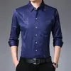 Męskie koszule Smart Casual Men Nowe cienkie kratę gładkie koszule długie rękaw