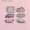 Pins Broches Creative Tren dessin animé texte lunettes Rose huile goutte Lel broche Badge broche Denim sac cadeau hommes femmes mode bijoux accessoires L231120