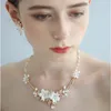 Ensemble de boucles d'oreilles et collier pour femmes, bijoux de mariée à fleurs délicates avec perles d'eau douce, bijoux de bal de mariage faits à la main