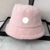 Bonnet de créateur de chapeau d'hiver pour femme Insigne brodé pour femme Chapeau de pêcheur en peluche Chapeau de seau d'eau chaude Visage d'affichage polyvalent Petit chapeau de bassin Chapeau chaud Chapeau froid