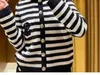 Frauen Pullover Gestreiften Pullover Mantel Kontrast Rüschen Kragen 2023 Herbst Dame Brief Stickerei Einreiher Langarm Pullover 231118