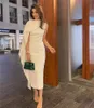 Vintage Elfenbein Mantel Ballkleider Satin O Neck Cap Sleeves Rüschen Tee Länge Vestidos De Fiesta Elegantes Para Mujer 2024 Saudi-Arabien
