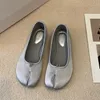 Kvinnors split-tå lägenheter fashionabla ballerina tabi loafers i mysigt läder