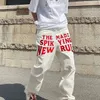 Mäns jeans europeiska och amerikanska röda bokstäver trycker avslappnad retro high street trend hip-hop personaliserade gatuarbetsbyxor för män 231118