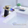 Rubinetti per lavandino del bagno Rubinetto in oro spazzolato nero opaco con LED 3 colori che cambiano lavabo con beccuccio a cascata