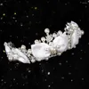 مقاطع الشعر ملحقات الزفاف تاج المرأة Tiaras White Bowtie Pearl Headdress عرض أزياء التصميم الإكسسو