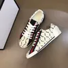 Casual Shoes Luxury Womens broderade mönster läder ess sneaker designer män kvinnor bee tiger dag present mode beige ebenholts sneakers 01