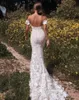 Fabulosas flores artesanais rendas sereia vestidos de casamento fora do ombro plus size vestidos de noiva boêmio país varredura trem sem costas vestidos de recepção de noiva CL2948