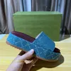 Diseñador de lujo para mujer letra bordado estilo zapatillas sandalia deslizadores macaron fondo grueso antideslizante fondo suave moda g casa zapatilla mujer desgaste be t2y3 #