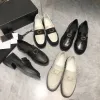 2023 Nowe kobiety płaskie buty buty klasyczne 100% autentyczne mokasyny metalowy klamra biała czarna zima damskie damskie buty designer