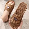 Liebhaber häkeln Sommerbad Slipper flache Anti -Slip -Modemarke Strandschuhe Frauen Haus in Innenrutschen Männer Sandalen ca.