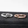 T Familyzm Pierścienie biżuteria T moda T-w kształcie litery T Diamentowy srebrny pierścień Srebrny Pierścień Projektowy z Sense 925 Srebrny pierścień parowy