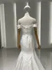 Nova chegada fora do ombro vestidos de casamento design sutil cetim com contas 3 d flores modestas senhoras vestidos de casamento vestido de noiva de luxo