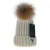 2023 Stilista di lana grezza cappello lavorato a maglia Moda versatile spettacolo viso piccolo caldo protezione per le orecchie lettera cappello di lana cappello caldo da donna all'ingrosso