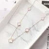 Modische vierblättrige Kleeblatt-Anhänger-Halskette aus Edelstahl in Roségold