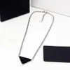 Kolye Kolyeler Titanyum Çelik Takı Mektubu Siyah Bırakan Yağ Metal Üçgen Çift Düğme Çift