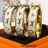 Un braccialetto singolo di design originale in acciaio inossidabile di moda aperto per le donne Bracciale di lusso con gioielli da sposa in smalto colorato geometrico dorato dipinto 6YWS