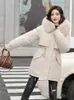 Parka da donna Piumino Capispalla invernale venduto a basso prezzo da donna in beige con aggiunta di lana, pelliccia spessa, giacca con cappuccio, cintura alla moda, cotone ultrasottile 231120