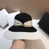 Chapeau de plage rétro Hepburn, chapeau de paille à grand avant-toit, couleur d'été assortie, chapeau de soleil pour femmes