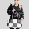 Abendtaschen Einfache weiche Daunen gepolsterte Einkaufstasche Damen schwarz und weiß kariert Space Niche Checkered Shoulder