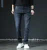 2024 Moda Novos Jeans Masculinos Outono Slim Fit Lavado Reto Metal Couro Etiqueta Elástica Pés Pequenos Tendência Estação Europeia Calças Skinny Tamanho Atacado Roxo