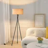 Golvlampor lampa minimalistisk nordisk led vardagsrum sovrum vertikalt säng vägg hörn bordssoffa atmosfär