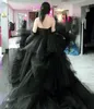 Gotik siyah katmanlı A-line gelinlik mahkemesi tren dantel aplikler kolsuz korse bahçe gelinlikleri vintage tül vestido de novia