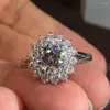 Cluster Rings 18K AU750 Vittguldkvinnor Ring Moissanite Diamonds 1 Sunflower Elegant Wedding Party Engagement Anniversary Trendy