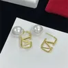 Halsband Fashion Luxury Designer Pearls Halsband och öron Studs Golden Letter Plate Pendant Halsband Pearl Earring Ladies Gift Jewelry Set