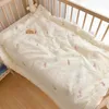 Decken Kinder Quilt Natürliche Baumwolle Musselin Weiche Baby Krippe Tröster Bär Tiger Stickerei Kindergarten Kleinkind Nickerchen