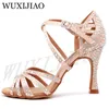 Tanzschuhe WUXIJIAO Frauen Party Satin Glänzende Strasssteine Weicher Boden Lateinische Tanzschuhe Frau Salsa Tanzschuhe heel5CM-10CM 230420