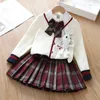 Kleidungssets Frühling Herbst Mädchen Anzug Lässige Strickjacke im britischen Stil + Pullover Weißes Hemd + Plaidrock Schleife Kinder Schuluniform 231118