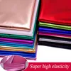 Tessuto elasticizzato in tessuto spandex Materiale lucido lamina d'oro abbronzante PU tessuto in pelle lucida per costume cosplay di scena fai da te 50 * 150 cm 230419