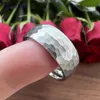 Bandringen 4 MM 6 MM 8 MM Veelkleurig Heren Dames Wolfraam Trouwring Veelzijdig Gehamerd Geborstelde Afwerking Mode Cadeau Sieraden Comfort Fit 231118