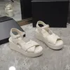 2023 New Summer Summer Sole Limp Heel Heel Heel Sandals 고급 디자이너 여성 패션 다목적 해변 신발 클래식 다이아몬드 가죽 탑