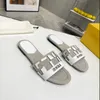 Nuevo diseñador Diapositivas Zapatillas Mujer Negro Withe Banded Flats Sandalias Cuero Adornado Baguette Patrón Damas Sexy Carta Playa Zapatos de verano