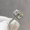 Pierścienie klastrowe oryginalne 925 srebrne srebrne oryginalne test diamentów miną 1-2 genialne cięcie d Color Emerald Moissanite Pierścień Jewszowy kamień