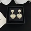 Pearl Heart Dangle Earrings Designer for Woman French Luxury Brand C Letter Comellia Drop Earrings 고품질 웨딩 선물