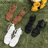 نساء Suojialun Fashion Sandals شقة الكعب الضيق الفرقة الخلفية حزام المصارع أحذية السيدات شاطئ الصيف غير الرسمي