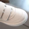 Sneakers buty dla dzieci skórzane białe buty dla dziewcząt dla dzieci Sneakers Boys Sport Buty elastyczne podeszwy szkolne buty do biegania 230419