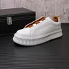 Nuovi stivali piccoli 2023 Scarpe da uomo in pelle casual traspirante bianca A6 823 55802