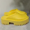 luksusowej marki designerskie damskie sandały na platformie perforowane klapki wykonane z przezroczystych materiałów modna seksowna urocza słoneczna kobieta na plaży