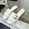 Slippers الموضة 2023 التصميم الفاخر القناة الصيفية الرجال والنساء أحذية مسطحة السميكة حذرة حذرة خطاب الشعار الشعار الرسوم المتحركة عارضات الرسوم المتحركة 07-011