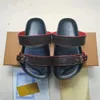 Designer Slipper Slides Sandal Summer Flats Sexiga Real Leather Platform Shoes Ladies Beach Emutifly Stylish Slides 2 remmar med justerade guldspännen Män kvinnor
