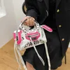 Yeni Varış Fransız Tarzı Motosiklet Tote Çanta Şık Graffiti Yazı Süper Serin Baharat Crossbody Çantası Yaz Yüksek Kapasite Omuz Çantaları