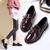 Vestido de mocasillas de cuero Mujer la plataforma de patente negra Slip On para primavera British Tassel Casual Bownot Flats Zapatos Britih Tael Caual Flat Zapato