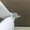 Bijoux de créateur Moissanite Diamond Femmes Sterling Sier 1 Carat Couple d'anneaux Proposer la bague de fiançailles de mariage A2