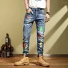 Jeans pour hommes 2023 Printemps Broderie Imprimer Autocollant Tissu Déchiré Pantalon De Mode Européenne Et Américaine Skinny Hommes